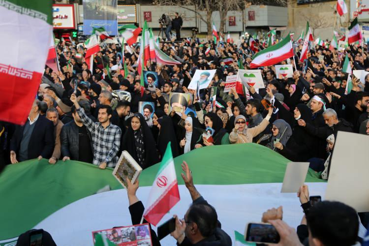 <p>İranlı yetkililerden olaylarda &ouml;len ya da yaralananların toplam sayısına ilişkin şu ana kadar a&ccedil;ıklama yapılmazken ABD merkezli İran İnsan Hakları Aktivistleri Haber Ajansı (HRANA), g&ouml;sterilerde &ccedil;ıkan olaylarda 2 bin 615 kişinin hayatını kaybettiğini, 18 bin 470 kişinin g&ouml;zaltına alındığını duyurmuştu.</p>
