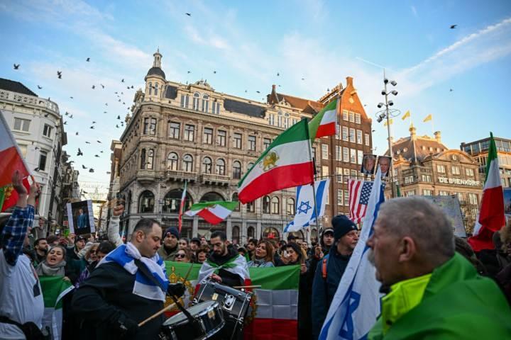 <p>Nasırzade, "ABD, Siyonist rejim ve bazı m&uuml;ttefik &uuml;lkelerin, ayrılık&ccedil;ılar ile ter&ouml;ristlerin geleceği şekillendirmesi i&ccedil;in bir diyalog merkezi kurduğuna dair elimizde net bilgiler var. Hatta her b&ouml;l&uuml;nm&uuml;ş b&ouml;lgenin kendi anayasasını yazmasını planladılar. Silah ka&ccedil;ak&ccedil;ılığı ile mali ve lojistik desteği y&ouml;nlendirdiler." dedi.</p>
