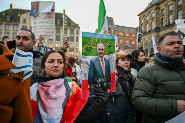 <p>İran'da kargaşa &ccedil;ıkarmak amacıyla b&ouml;lge &uuml;lkelerinden birinde ortak toplantılar yapıldığına dair istihbarat bilgisine sahip olduklarını aktaran Nasırzade, bu toplantılarda ABD ve Batılı bazı istihbarat servislerinin b&uuml;t&ccedil;e artırımı i&ccedil;in &ouml;zel planlar sunduklarını s&ouml;yledi.</p>
