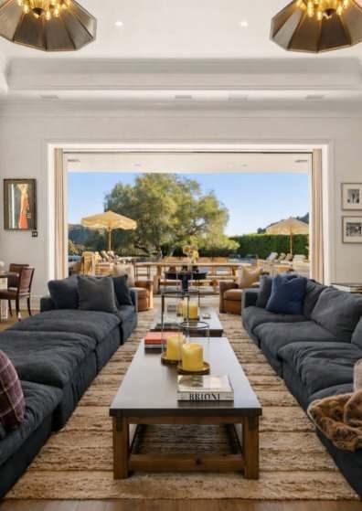 <p><strong>G&ouml;renleri kendine hayran bırakan malikane, yaklaşık 5,2 d&ouml;n&uuml;ml&uuml;k bir arazi &uuml;zerine kurulu ve 38 bin metrekareye yakın yaşam alanı sunuyor.</strong></p>
