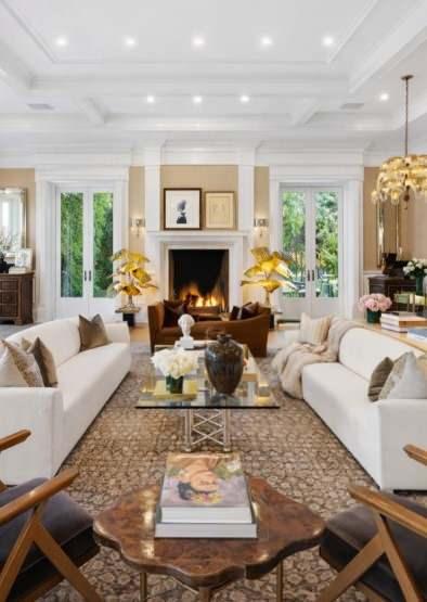 <p><strong>Ahşap, siyah, beyaz ve gold detayları i&ccedil; i&ccedil;e kullanan Lopez, salonunda i&ccedil; ısıtan bir dekorasyon oluşturmuş.&nbsp;</strong></p>
