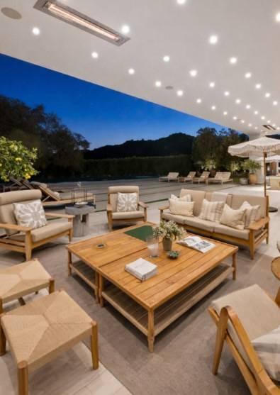 <p><strong>&Uuml;nl&uuml; yıldız bah&ccedil;ede ise geniş bir oturma alanına yer vermiş.</strong></p>
