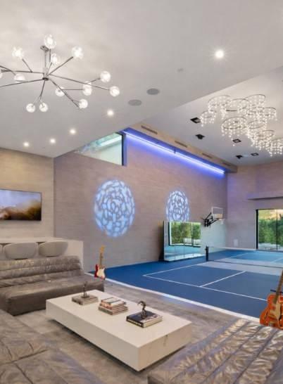 <p><strong>&Ouml;te yandan spor odası, mini bir basketbol ve tenis alanı, sinema salonu gibi hobi odaları da evin en dikkat &ccedil;eken alanları arasında.</strong></p>
