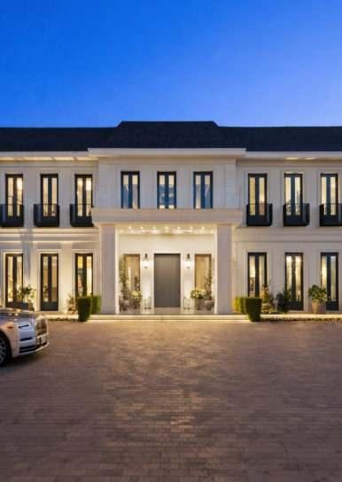 <p><strong>Misafir odası &ccedil;okluğuyla şaşırtan s&uuml;per l&uuml;ks yaşam alanında 12 yatak odası ve 24 banyo yer alıyor.</strong></p>
