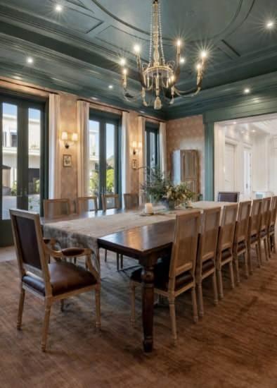 <p><strong>Ayrıca yemek odası i&ccedil;inde 16 kişilik bir yemek masası tercih etmiş.</strong></p>
