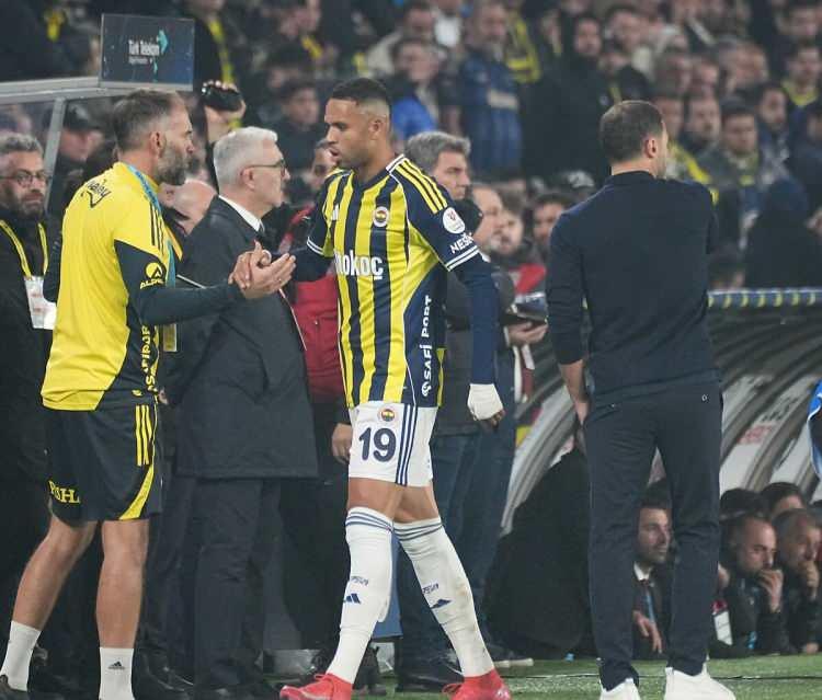 <p>Everton, Napoli ve Juventus, En-Nesyri i&ccedil;in Fenerbah&ccedil;e'ye satın alma opsiyonlu kiralama teklifleri sundu. Fenerbah&ccedil;e tarafında problem yok. Transferde son s&ouml;z oyuncunun vereceği kararda. (TAKVİM)</p>
