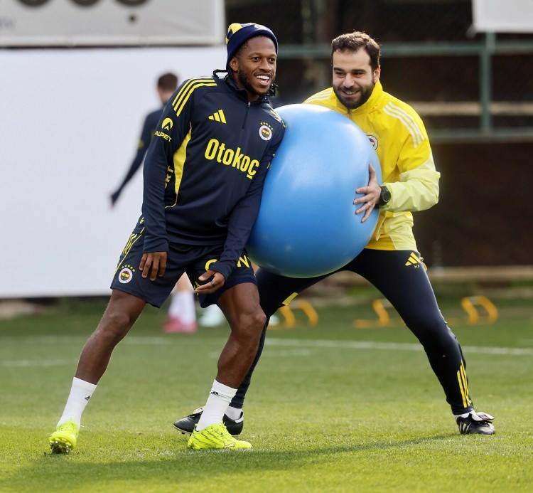 <p>Nottingham Forest, Fenerbah&ccedil;e forması giyen Fred'in durumunu sordu. Brezilyalı futbolcunun sarı-lacivertlilerden ayrılma ihtimali var. (TAKVİM)</p>
