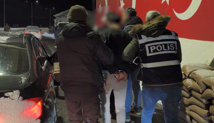 <p>Olay, 29 Aralık&rsquo;ta saat 03.00 sıralarında Cumhuriyet Mahallesi Cumhuriyet Caddesi&rsquo;ndeki bir kuyumcuda meydana geldi. Başında motosiklet kaskıyla kepengini a&ccedil;ıp&nbsp;kuyumcu&nbsp;d&uuml;kkanına giren kişi, yaklaşık 6 kilo&nbsp;altın&nbsp;ile 1 milyon lira nakit parayı alarak ka&ccedil;tı.&nbsp;</p>
