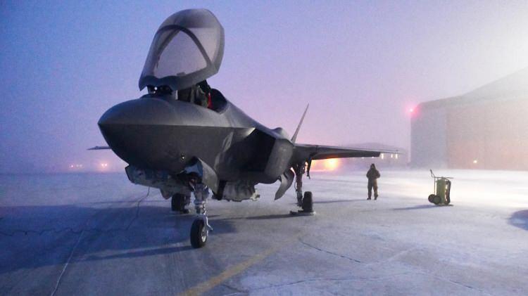 <p><span style="color:#B22222"><strong>1)&nbsp; PİTUFFİK (THULE) UZAY &Uuml;SS&Uuml;'N&Uuml;N G&Uuml;VENLİĞİ</strong></span></p>

<p>&nbsp;</p>

<p>ABD'nin kuzey yarım k&uuml;redeki en kritik askeri &uuml;ss&uuml; buradadır. Bu &uuml;ss&uuml;n kira s&ouml;zleşmesi veya Danimarka inisiyatifine bırakılmadan tamamen ABD toprağı olması isteniyor.</p>
