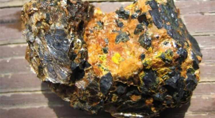 <p><span style="color:#B22222"><strong>9) URANYUM YATAKLARI</strong></span></p>

<p>&nbsp;</p>

<p>N&uuml;kleer enerji ve silah teknolojisi i&ccedil;in kritik olan uranyum a&ccedil;ısından Gr&ouml;nland d&uuml;nyanın en zengin b&ouml;lgelerinden biridir.</p>
