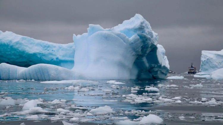 <p><span style="color:#B22222"><strong>11)&nbsp; K&Uuml;RESEL ISINMA FIRSATLARI</strong></span></p>

<p>&nbsp;</p>

<p>İklim değişikliği buzulları erittik&ccedil;e, daha &ouml;nce ulaşılamayan maden sahaları ve araziler erişilebilir hale geliyor; bu da adanın ekonomik değerini artırıyor.</p>
