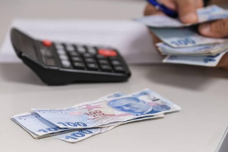 <p><span style="color:#B22222"><strong>EN D&Uuml;Ş&Uuml;K MEMUR MAAŞI NE KADAR OLDU?</strong></span></p>

<p>&nbsp;</p>

<p>Yeni zam oranının uygulanmasıyla birlikte, en d&uuml;ş&uuml;k memur maaşı 52 bin 617 liradan 60 bin 896 liraya &ccedil;ıktı.</p>

<p>En d&uuml;ş&uuml;k memur emekli maaşı ise 27 bin 889 lira olarak belirlendi.</p>
