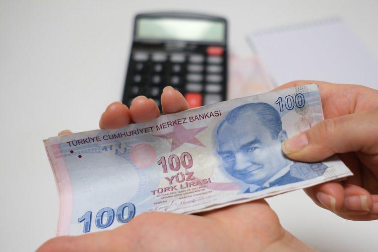 <p><span style="color:#B22222"><strong>ZAMLI MAAŞLAR NE ZAMAN YATACAK?</strong></span></p>

<p>Memur emeklileri, 2025 yılı tutarlarıyla maaşlarını ay başında aldı.</p>
