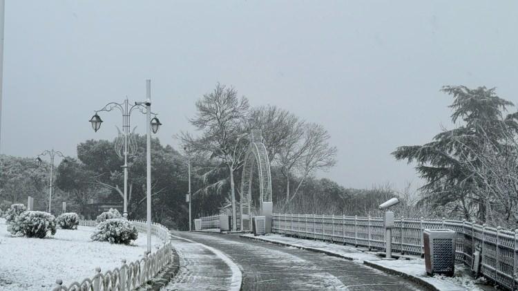<p>Gece saatlerinde Silivri ve &Ccedil;atalca'da başlayan kar yağışı, sabah saatlerinde Arnavutk&ouml;y, Sultangazi, Başakşehir, Beylikd&uuml;z&uuml; ve kentin y&uuml;ksek kesimlerinde etkili oluyor.</p>

<p>&nbsp;</p>
