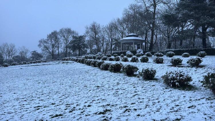 <p><span style="color:#B22222"><strong>MEGAKENTTE KAR TEDBİRİ</strong></span></p>

<p>&nbsp;</p>

<p>Belediye ve Karayolları ekipleri, kar yağışına y&ouml;nelik belli noktalarda tedbir aldı. kritik noktalarda tuzlama &ccedil;alışmaları yapıldı.</p>

<p>&nbsp;</p>
