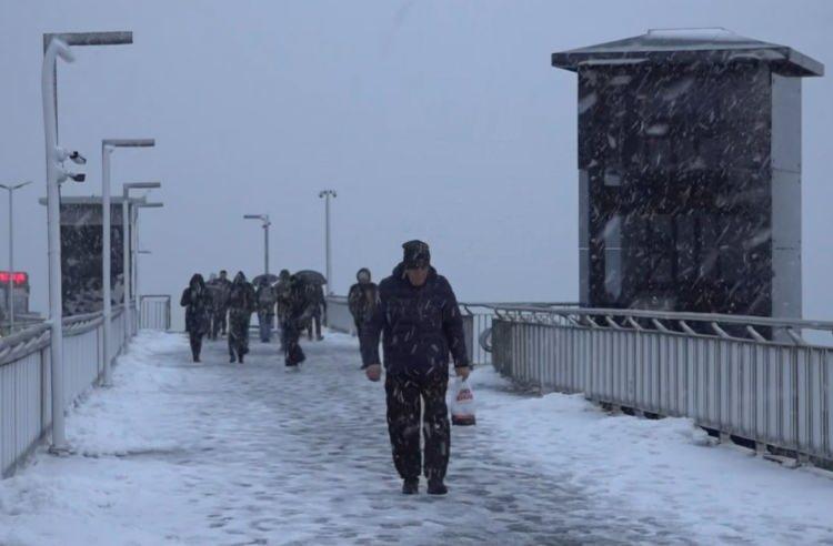 <p>Sabah saatlerinde işlerine gitmek isteyen vatandaşlar zor anlar yaşadı.</p>

<p><strong><span style="color:#B22222">​</span></strong></p>
