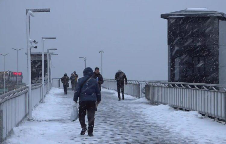 <p><span style="color:#B22222"><strong>BEYLİKD&Uuml;Z&Uuml; BEYAZA B&Uuml;R&Uuml;ND&Uuml;</strong></span></p>

<p>&nbsp;</p>

<p>İstanbul Beylikd&uuml;z&uuml; metrob&uuml;st &uuml;st ge&ccedil;idi ve park halindeki ara&ccedil;ların &uuml;zeri karla kaplandı.&nbsp;</p>
