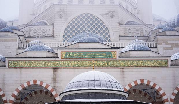 <p>Bazı il&ccedil;elerde ise yağmur ve karla karışık yağmur etkili oluyor.</p>

<p>&nbsp;</p>
