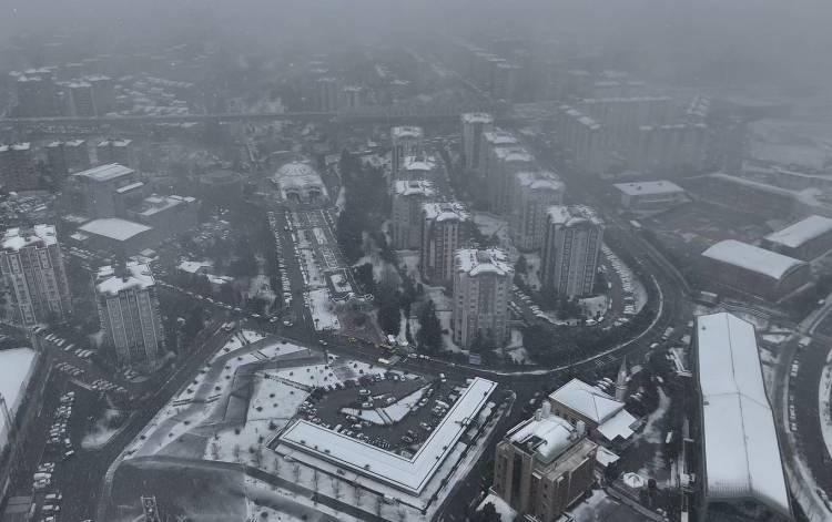 <p>Kartpostalık g&ouml;r&uuml;nt&uuml;de stadyum, evler ve yerlerin karla kapandığı g&ouml;r&uuml;ld&uuml;.</p>
