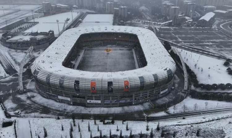 <p>G&ouml;r&uuml;nt&uuml;lerde Başakşehir stadyumu ve evlerin &uuml;zerinin karla kaplandığı g&ouml;r&uuml;ld&uuml;.</p>
