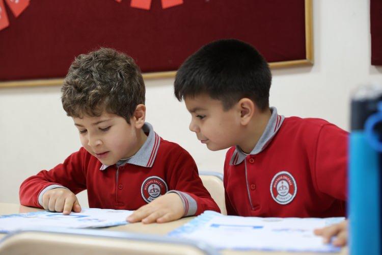 <p>Okullarda karne heyecanı yaşanıyor...&nbsp;</p>
