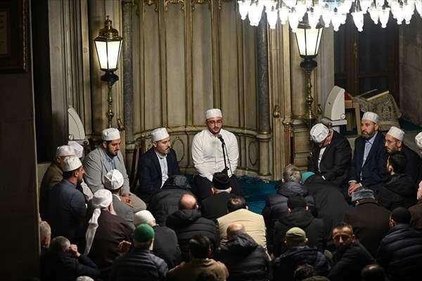 <p><span style="color:#B22222"><strong>İSTANBUL</strong></span></p>

<p>Ey&uuml;psultan Camisi'nde, Mira&ccedil; Kandili dualarla idrak edildi.</p>

<p>&nbsp;</p>
