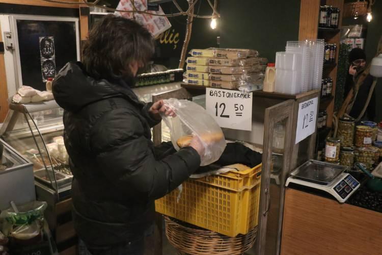 Mahalle esnafından &ouml;rnek davranış: Bayat ekmek fiyatına sıcak ekmek satılıyor