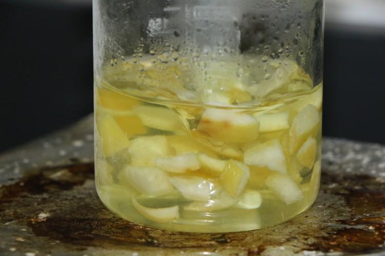 <p><strong><span style="color:rgb(178, 34, 34)">TARIMSAL ATIKTAN Y&Uuml;KSEK TEKNOLOJİYE</span></strong></p>

<p>Ağa&ccedil; kavunu kabuğundan ilk kez bir hidrojel yapı ortaya &ccedil;ıkardıklarını s&ouml;yleyen Prof. Dr. Geyik&ccedil;i,&nbsp;<strong>&ldquo;&Uuml;lkemizin g&uuml;ney b&ouml;lgesinde de yetişen ve halk arasında ağa&ccedil; kavunu olarak bilinen citrus maxima meyvesinin kabuklarını kullanarak, y&uuml;ksek hidrofilik &ouml;zelliğe sahip, s&uuml;per emici nitelikte yeni hidrojeller sentezlemeye &ccedil;alıştık. Proje kapsamında bu sentez koşullarının belirlenmesine y&ouml;nelik &ccedil;alışmalarımız devam ediyor. Hidrojellerin yeni nesil bir malzeme olması, ila&ccedil; taşıyıcı olarak kullanılabilmesi, &ouml;zellikle yara bantları ve bebek bezlerinde s&uuml;per emicilik &ouml;zelliği g&ouml;stermesi, ayrıca biyo-bozunur ve biyo-uyumlu yapıları sayesinde farklı alanlarda kullanılabilme potansiyeli, bu projedeki en &ouml;nemli motivasyon kaynağımız oldu. Tarımsal atık olarak değerlendirilen citrus maxima kabuklarının, bir sekt&ouml;rde s&uuml;per emici ve nem tutucu bir madde olarak kullanılabilmesi m&uuml;mk&uuml;n. İlerleyen aşamalarda, &ouml;ncelikle laboratuvar &ccedil;alışmalarını tamamladıktan sonra, uzun soluklu bir s&uuml;re&ccedil; gerektirse de ila&ccedil; taşıma sistemleri kapsamında bu malzemenin kullanımı da değerlendirilebilir. Ayrıca hidrojellerin yapısına farklı katkılar eklenerek yara bandı olarak kullanılması da g&uuml;ndeme gelebilir. Buradaki temel amacımız, ham maddeyi en uygun şekilde sentezlemek ya da kullanım alanına g&ouml;re sentez koşullarını değiştirerek farklı hidrojeller elde etmek, bu &uuml;r&uuml;nlerin testlerini ger&ccedil;ekleştirerek &uuml;retime kazandırmaktır&rdquo;&nbsp;</strong>ifadelerini kullandı.&nbsp;</p>
