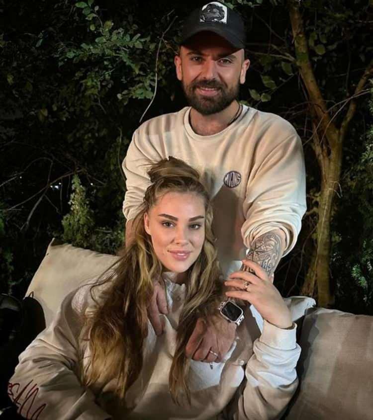 <p><span style="color:#FF0000"><strong>"HERKESTEN SAKLADIĞI BİR HASTALIĞI VAR"</strong></span></p>

<p><strong>Muhammet Aydın'a karşı olduk&ccedil;a &ouml;fkeli olan Aksoy, Aydın'ın &ouml;zellikle maddi g&uuml;c&uuml; olan, hareket kabiliyeti y&uuml;ksek insanları hedef aldığını dile getirdi. Ayrıca Aydın ile ilgili şaşkına &ccedil;eviren bir itirafta bulunan Aksoy, herkesten gizlediği bir sağlık sorunu olduğunu &ouml;ne s&uuml;rd&uuml;.</strong></p>
