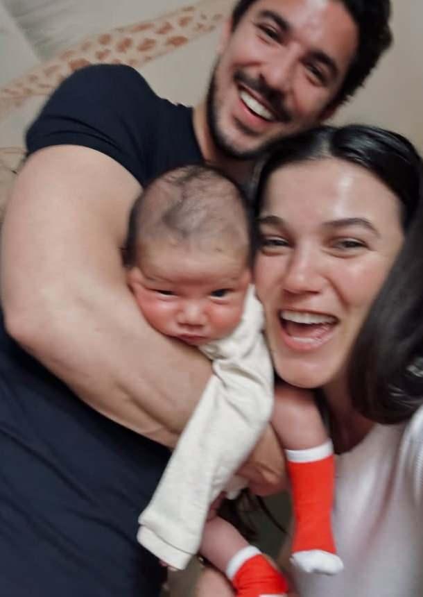 <p><strong>Şimdilerde oğulları <span style="color:#800080">Fikret Hakan</span>'ı g&ouml;zlerden uzak b&uuml;y&uuml;ten oyuncu &ccedil;ift, sosyal medyalarından oğullarıyla ge&ccedil;irdikleri keyifli anları paylaşarak sevenlerini mutlu ediyorlar.</strong></p>
