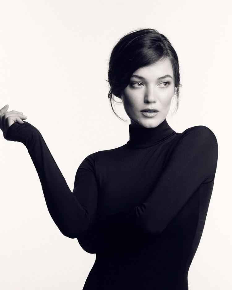 <p><strong>&Uuml;nl&uuml; oyuncu Pınar Deniz, ge&ccedil;tiğimiz akşam Suudi Arabistan'ın başkenti Riyad'da d&uuml;zenlenen <span style="color:#800080">Joy Awards</span>'ın lavanta halısında tarzıyla ve yeni imajıyla dikkatleri &uuml;zerine &ccedil;ekti.&nbsp;</strong></p>
