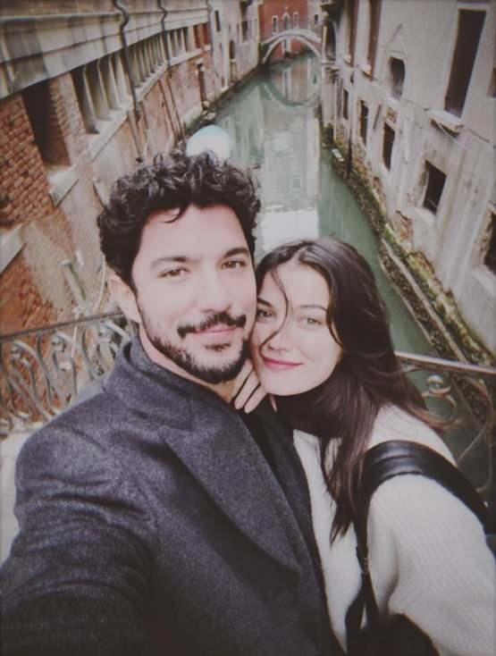 <p><strong>Ge&ccedil;tiğimiz yıllarda İtalya'nın Roma şehrinde nikah masasına oturan<span style="color:#800080">&nbsp;Pınar Deniz</span>&nbsp;ve&nbsp;<span style="color:#800080">Kaan Yıldırım</span>&nbsp;&ccedil;ifti kısa bir s&uuml;re sonra &ccedil;ocuk m&uuml;jdesini duyurmuşlardı.</strong></p>
