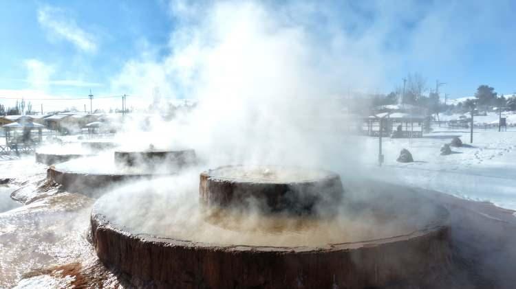 Sivas'taki g&ouml;r&uuml;nt&uuml; şaşırttı! 45 derecelik su anlık buza d&ouml;n&uuml;şt&uuml;