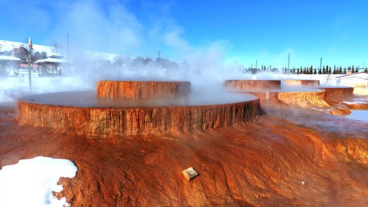 Sivas'taki g&ouml;r&uuml;nt&uuml; şaşırttı! 45 derecelik su anlık buza d&ouml;n&uuml;şt&uuml;