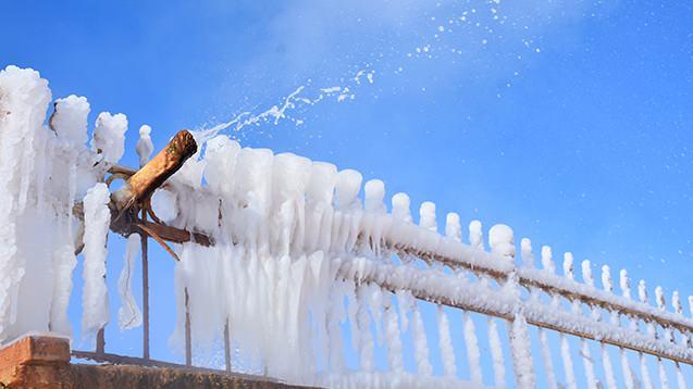 Sivas'taki g&ouml;r&uuml;nt&uuml; şaşırttı! 45 derecelik su anlık buza d&ouml;n&uuml;şt&uuml;