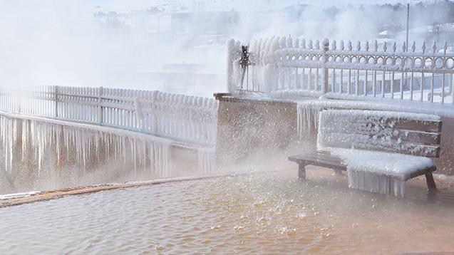 Sivas'taki g&ouml;r&uuml;nt&uuml; şaşırttı! 45 derecelik su anlık buza d&ouml;n&uuml;şt&uuml;