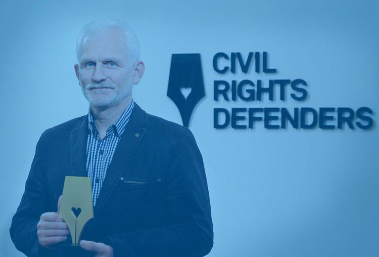 <p><strong>&Ouml;D&Uuml;L&Uuml;N VERİLİŞ NEDENİ</strong></p>

<p>&nbsp;</p>

<p>Barış &Ouml;d&uuml;l&uuml; sahipleri, kendi &uuml;lkelerinde sivil toplumu temsil ettiler. Yıllardır iktidarı eleştirme ve vatandaşların temel haklarını koruma hakkını savundular. Savaş su&ccedil;larını, insan hakları ihlallerini ve yetki k&ouml;t&uuml;ye kullanımını belgelemek i&ccedil;in olağan&uuml;st&uuml; bir &ccedil;aba g&ouml;sterdiler. Hep birlikte, sivil toplumun barış ve demokrasi i&ccedil;in &ouml;nemini ortaya koydular.</p>

<p>&nbsp;</p>
