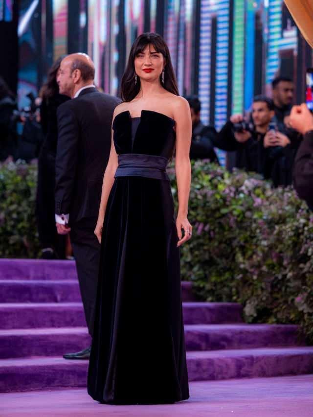 <p><strong>Lacivert renginin g&ouml;ze &ccedil;arptığı klasik ancak etkili bir g&ouml;r&uuml;n&uuml;mle g&ouml;z dolduran &uuml;nl&uuml; oyuncu, tarzı kadar kırmızı halıdaki konuşmasıyla da &ccedil;ok konuşuldu.</strong></p>
