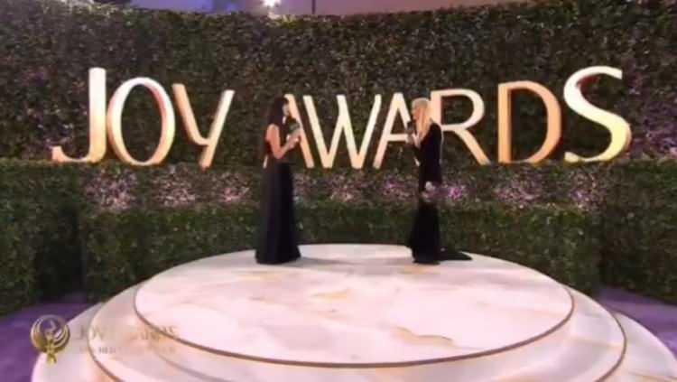 <p><strong>Kırmızı halıda verdiği r&ouml;portaj sırasında sunucunun "Bana Arap&ccedil;a &ouml;ğretmen gerekiyor" s&ouml;zleri karşısında şaşkınlık yaşayan B&uuml;y&uuml;k&uuml;st&uuml;n, "Sana T&uuml;rk&ccedil;e &ouml;ğretsem nasıl olur?" yanıtıyla g&uuml;ndem oldu.</strong></p>
