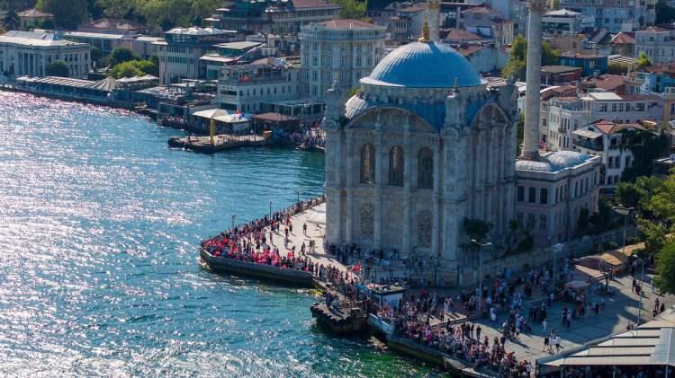 <p>Avrupa ve Asya'yı birleştiren tek şehir olan İstanbul, tarihi yarımadası, Boğaz manzarası ve eşsiz sil&uuml;etiyle yabancı turistlerin vazge&ccedil;ilmezi.</p>
