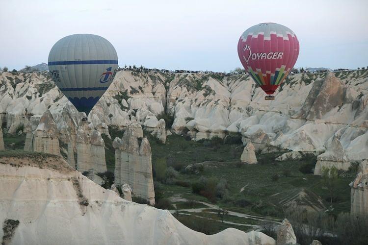 <p>Peri bacaları, yer altı şehirleri ve g&uuml;n doğumunda g&ouml;ky&uuml;z&uuml;n&uuml; kaplayan balonlar.</p>

<p>Kapadokya, d&uuml;nyada eşi benzeri olmayan bir coğrafya.</p>

<p>&nbsp;</p>
