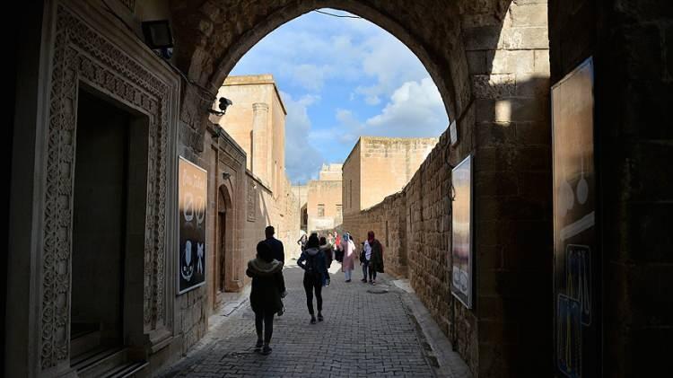 <p>Taş evleri, dar sokakları ve Mezopotamya'ya bakan manzarasıyla Mardin, yabancı ziyaret&ccedil;ileri adeta zamanda yolculuğa &ccedil;ıkarıyor.</p>

<p>&nbsp;</p>
