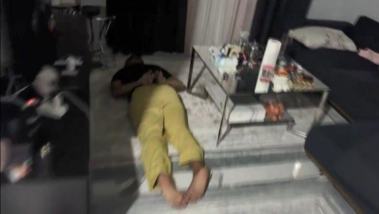 <p><span style="color:#B22222"><strong>SAZAN SARMALI Y&Ouml;NTEMİYLE VURGUN</strong></span></p>

<p>Gebze Cumhuriyet Başsavcılığı koordinesinde Kocaeli İl Emniyet M&uuml;d&uuml;rl&uuml;ğ&uuml; Asayiş Şube M&uuml;d&uuml;rl&uuml;ğ&uuml; Dolandırıcılık B&uuml;ro Amirliği ekiplerince y&uuml;r&uuml;t&uuml;len &ccedil;alışmalar kapsamında; emlak sitelerinde yer alan konut ilanları &uuml;zerinden &ouml;rg&uuml;tl&uuml; şekilde nitelikli dolandırıcılık yapıldığı belirlendi.</p>

<p>&nbsp;</p>
