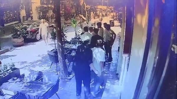 <p><span style="color:#FF0000"><strong>"SENİ BURADA BARINDIRMAYACAĞIM" DİYEREK SALDIRDIĞI İDDİA EDİLMİŞTİ</strong></span></p>

<p><strong>20 Ağustos 2025 tarihinde ger&ccedil;ekleşen olayda, &uuml;nl&uuml; oyuncunun Beyoğlu'nda bir işletmeye giderek işletmeyi koruma adı altında para istediği ancak işletme sahibinin reddetmesi &uuml;zerine "Seni burada barındırmayacağım, g&ouml;r&uuml;rs&uuml;n" diyerek yumrukla saldırdığı &ouml;ne s&uuml;r&uuml;lm&uuml;şt&uuml;.</strong></p>
