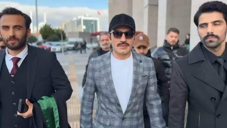 <p><span style="color:#FF0000"><strong>"ALKOL KULLANDIĞIM İ&Ccedil;İN OLAYIN AYRINTILARINA HAKİM DEĞİLİM"</strong></span></p>

<p><strong>Savunmasında alkol problemi olduğunu ve olay g&uuml;n&uuml; kendinde olmadığını s&ouml;yleyen Bayraktar, ş&ouml;yle konuştu:</strong></p>

<p><strong>"Beş yıldır o mahallede esnafım. &Ouml;ğrencilere ve yardıma muhta&ccedil; kişilere yardım ederim. Alkolden uzak durmam gerektiğini biliyorum ve yeni d&uuml;kk&acirc;nda &ccedil;ok i&ccedil;tik. Etrafa rahatsızlık da vermiş olabiliriz. Ahmet Bey'i tanıyorum. &Ouml;zellikle bir şey konuşmak i&ccedil;in gitmedik, i&ccedil;meye gitmiştik. M&uuml;ştekinin yanına gittiğimde yanımda kimin olduğunu ve ne s&ouml;ylediğimi hatırlamıyorum. Ben 5 yıldır Cihangir semtinde, babamdan kalma bir &ccedil;ay bah&ccedil;esinin sahibiyim. Mesleğim oyunculuktur. Alkol kullanımı nedeniyle sıkıntılar yaşamaktaydım. İlgili tarihlerde sabah saat 10 sıralarında i&ccedil;ki i&ccedil;meye başladım. Bu nedenle olayın ayrıntılarına tam olarak h&acirc;kim değildim."</strong></p>
