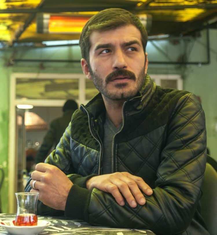 <p><span style="color:#FF0000"><strong>İLK KEZ HAKİM KARŞISINA &Ccedil;IKTI</strong></span></p>

<p><strong>S&ouml;z konusu olaya y&ouml;nelik y&uuml;r&uuml;t&uuml;len soruşturma tamamlandı ve Bayraktar'ın 7 yıl 6 aydan 11 yıl 3 aya kadar hapis cezasına &ccedil;arptırılması talep edildi. İddianamenin kabul&uuml;n&uuml;n ardından &uuml;nl&uuml; oyuncu, bug&uuml;n ilk kez hakim karşısına &ccedil;ıktı.</strong></p>
