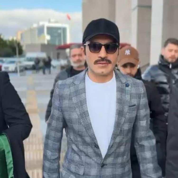 <p><span style="color:#FF0000"><strong>G&Ouml;ZYAŞLARINA HAKİM OLAMADI</strong></span></p>

<p><strong>Ardından g&ouml;zyaşlarına boğulan Bayraktar, "Bu şekilde burada olmak beni &ccedil;ok &uuml;z&uuml;yor. Benim zaten paraya ihtiyacım yok. 3 milyon dolarlık film yaptım. Ben o mahallede b&uuml;y&uuml;d&uuml;m. Ben yapmasam kim yapacak?" diyerek kendini savundu.</strong></p>
