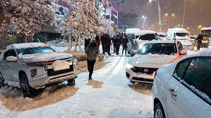 AKOM yeni tarih verdi: Atkı ve bereleri &ccedil;ıkarın, İstanbul'a kar yeniden geliyor! Kar kalınlığı tahmini olarak...