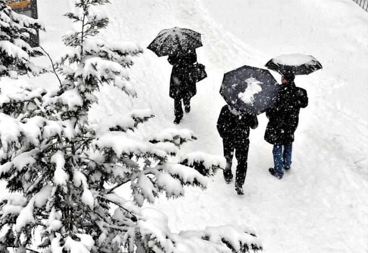 AKOM yeni tarih verdi: Atkı ve bereleri &ccedil;ıkarın, İstanbul'a kar yeniden geliyor! Kar kalınlığı tahmini olarak...
