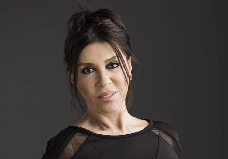 <p>Ailesinde de 90 ve 100 yaşını g&ouml;ren bir&ccedil;ok kişi olduğunu s&ouml;yleyen oyuncu,annesinin de&nbsp;ameliyat sonrası yaşadığı talihsizlik sonucu vefat ettiğini anlattı.</p>
